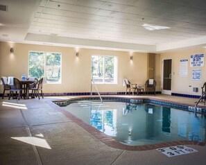 Piscine intérieure, chaises longues