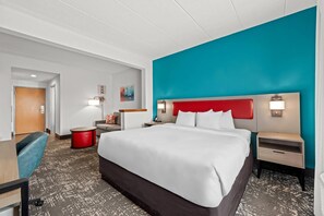 客房内保险箱、办公桌、笔记本电脑工作区、熨斗/熨衣板