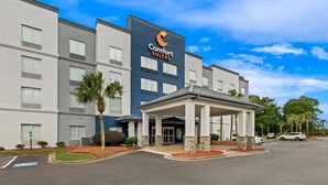 A Comfort Suites hotel with a modern exterior, a covered entrance, and a parking lot. - Comfort Suites Columbia at Harbison (Columbia)