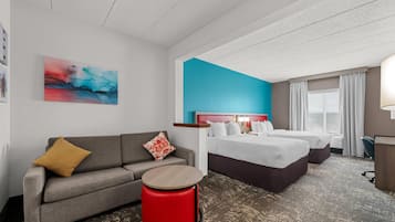 Premium Studio Suite, 2 Katil Ratu (Queen), Non Smoking | Peti besi dalam bilik, meja, ruang kerja komputer riba