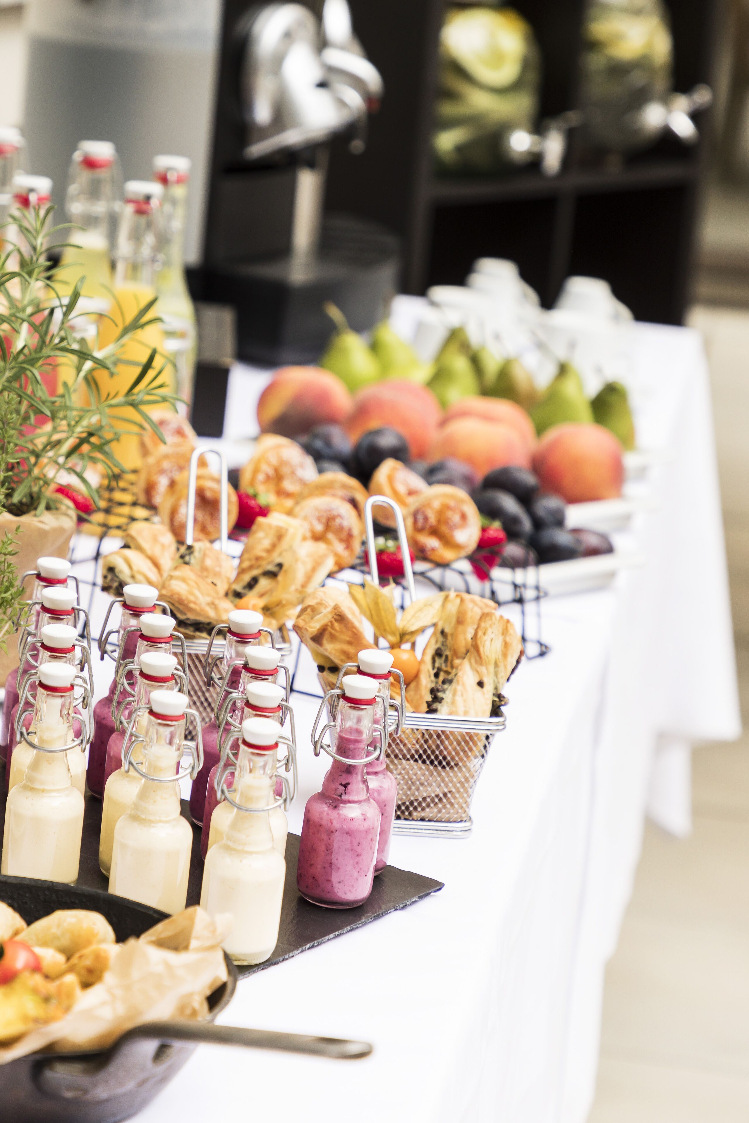 Una taula de buffet amb diferents plats i begudes.