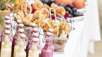 Una mesa de buffet con diversos alimentos y bebidas.