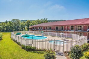 Piscine extérieure (ouverte en saison)