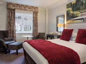 Classic Double Room | In-room safe, desk, iron/ironing board, free cots/infant beds - Sunday Box Hill Burford Bridge Hotel (Dorking)