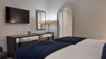 Chambre Classique avec lits jumeaux | Coffres-forts dans les chambres, bureau, fer et planche Ă repasser