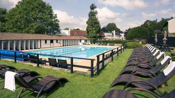 Una piscina al aire libre de temporada