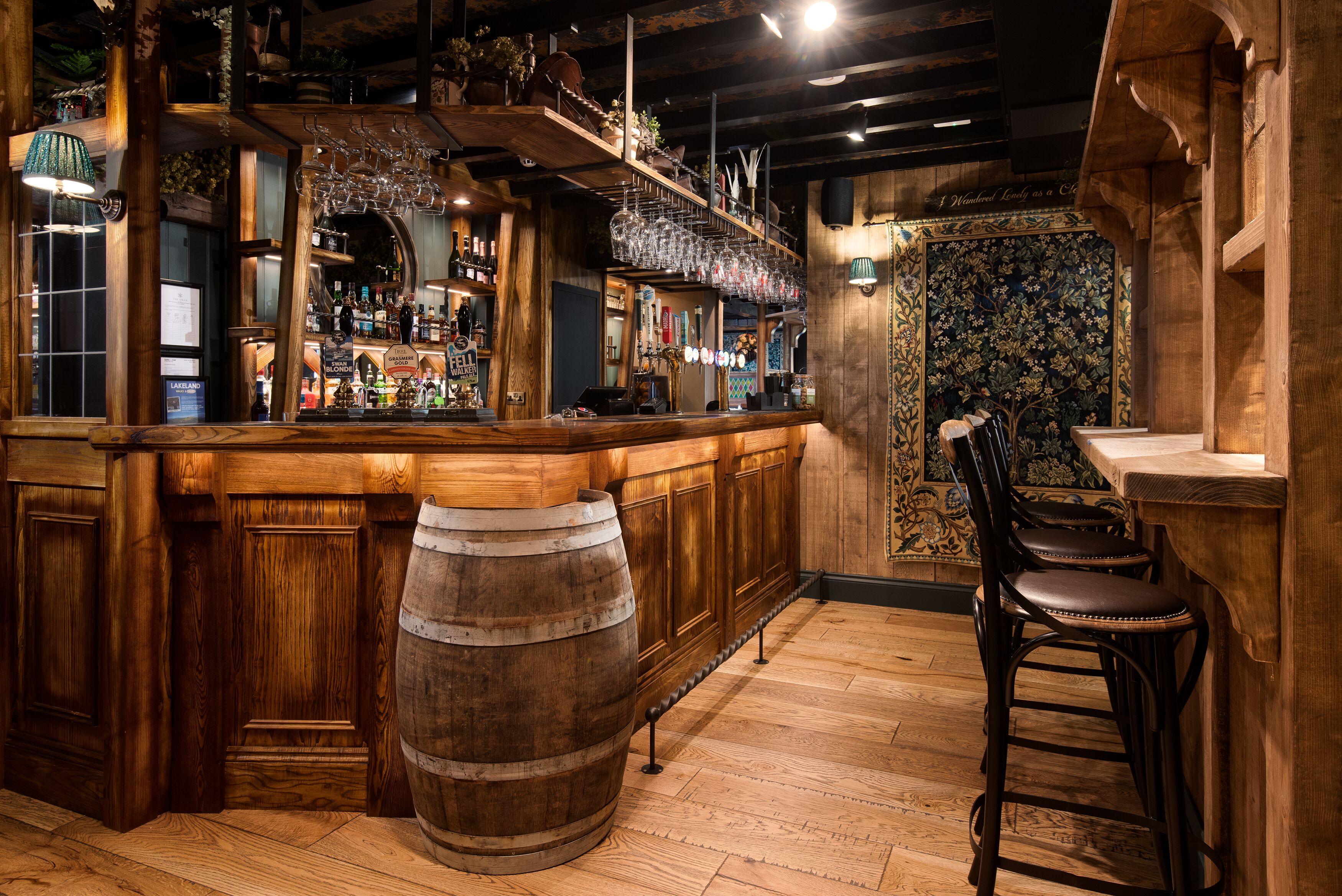 serves breakfast, lunch and dinner