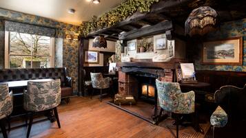 Serves breakfast, lunch, and dinner