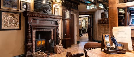 Serves breakfast, lunch, and dinner