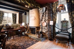 Serves breakfast, lunch, and dinner