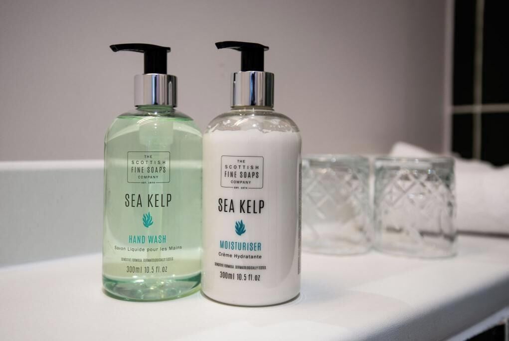 budget double room | bathroom | free toiletries, hair dryer, towels, soap