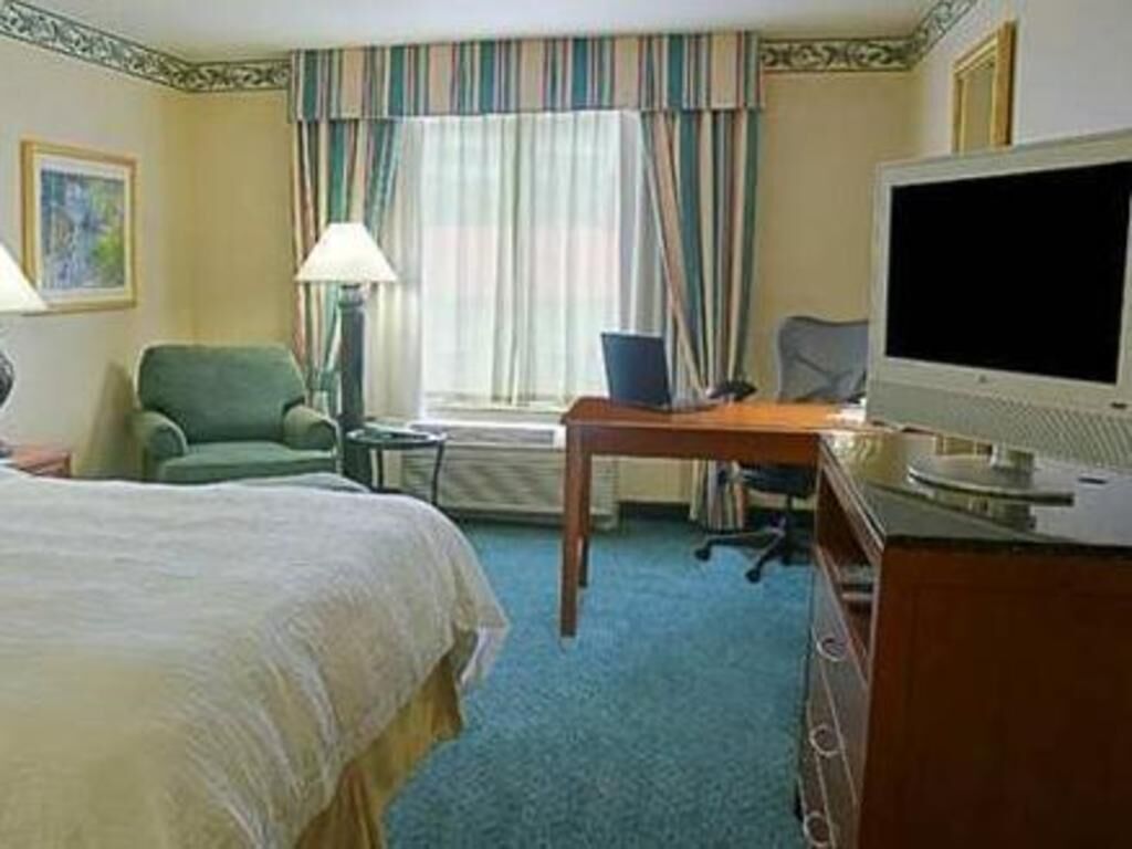 Peti besi dalam bilik, meja, ruang kerja komputer riba 