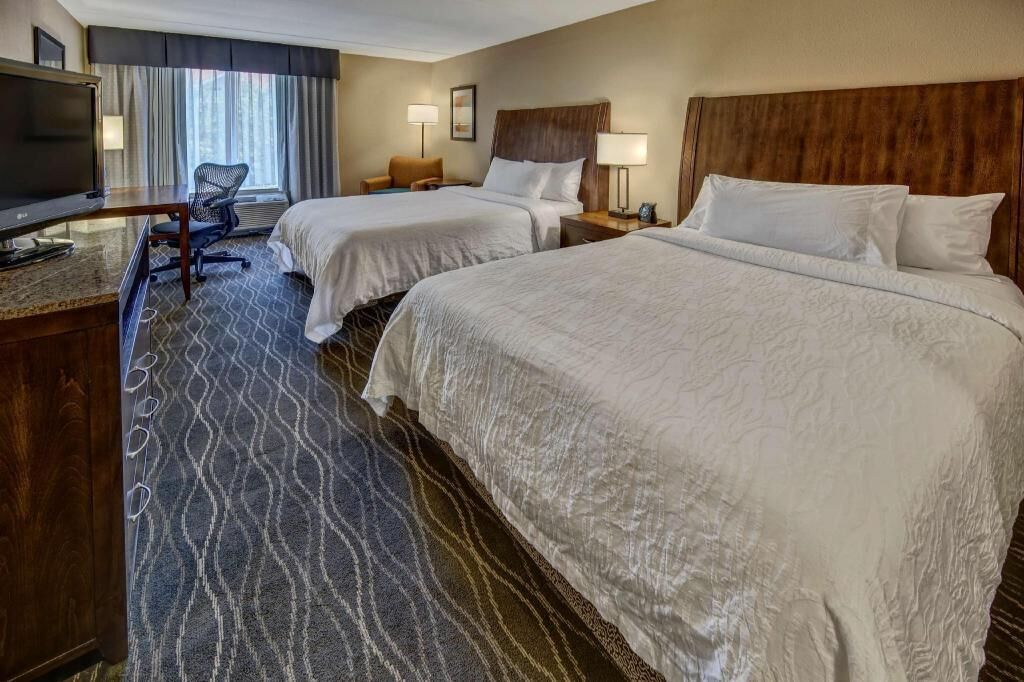 Peti besi dalam bilik, meja, ruang kerja komputer riba 