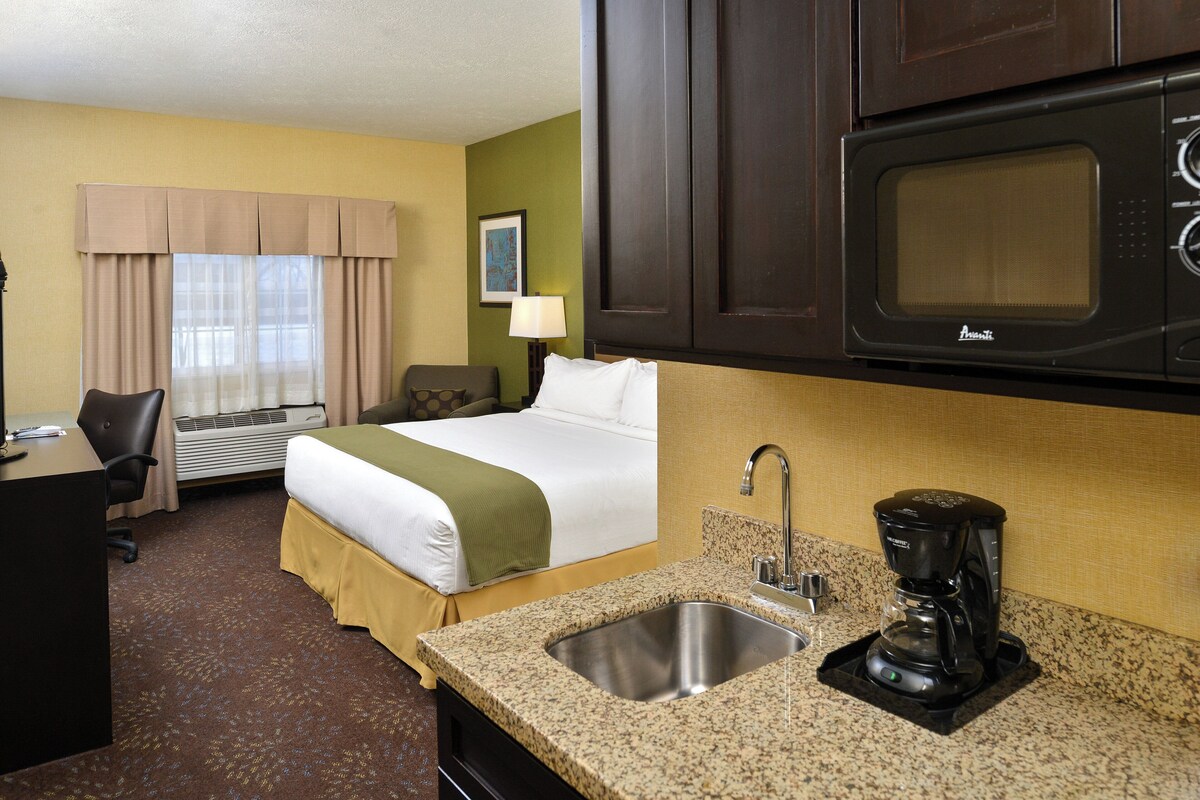 In-room safe, desk, laptop workspace, iron/ironing board