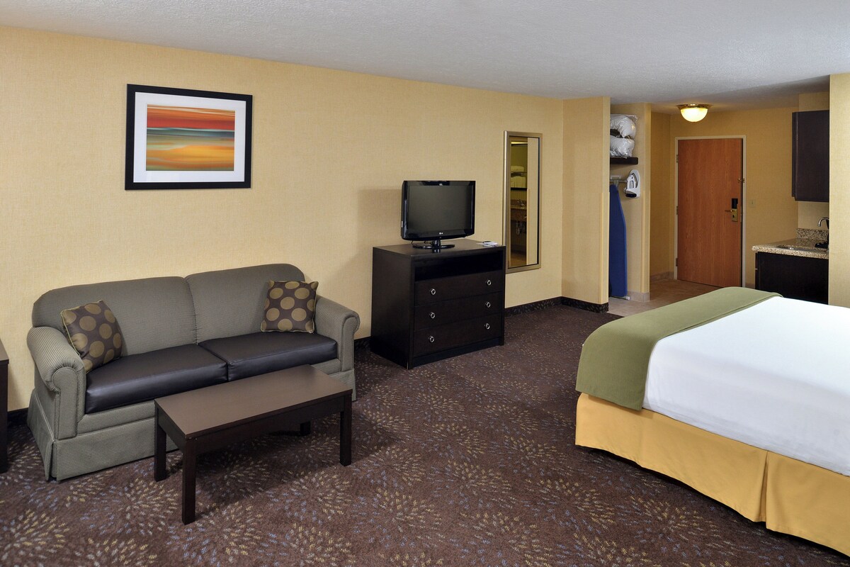 Standard Room, 1 King Bed, Accessible (Extra Floor Space) | In-room safe, desk, laptop workspace, iron/ironing board