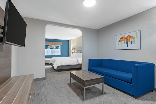 Holiday Inn Express Hotel & Suites Charlotte by IHG