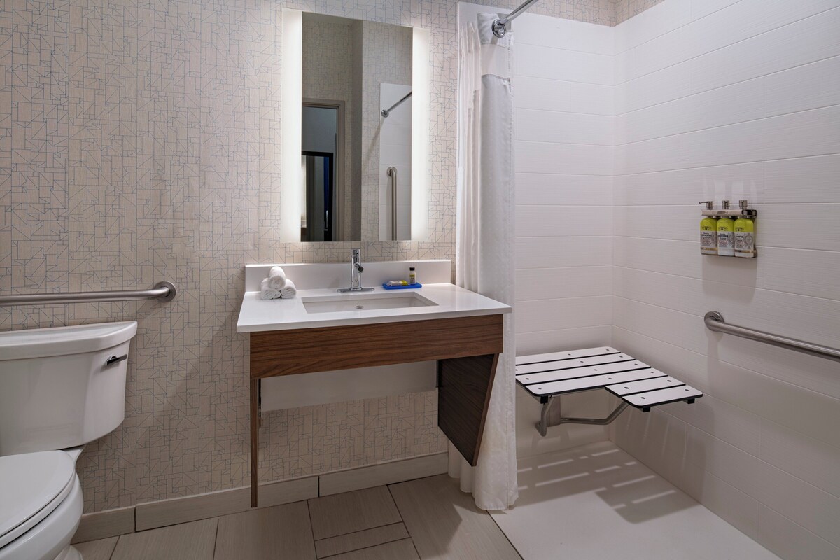 Habitación estándar, 1 cama King size (Mobility, Roll-In Shower) | Edredón, caja de seguridad en la habitación y escritorio 