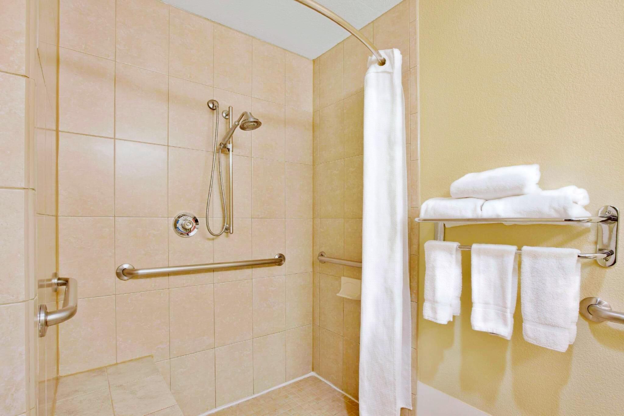 Baño | Ducha y bañera combinadas, secador de pelo y toallas