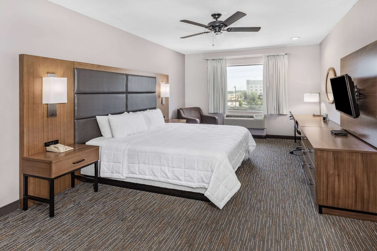 Room, 1 King Bed, Non Smoking | In-room safe, desk, laptop workspace, blackout drapes