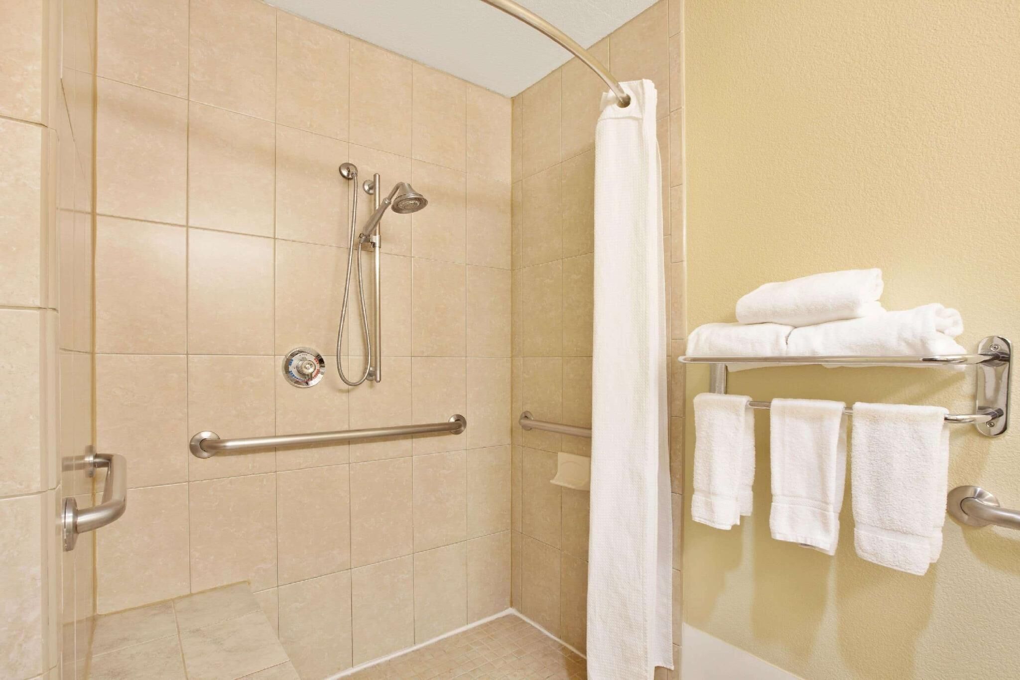 Baño | Ducha y bañera combinadas, secador de pelo y toallas