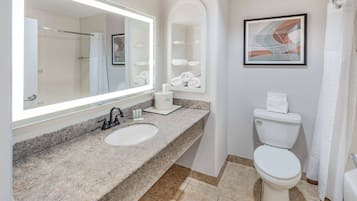 Combined shower/tub, hair dryer, towels
