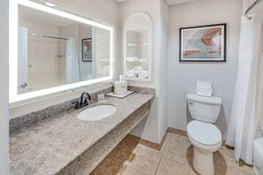 Combined shower/tub, hair dryer, towels