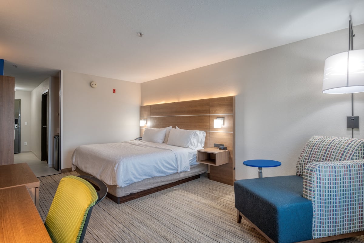 Suite, 1 King Bed | Room amenity