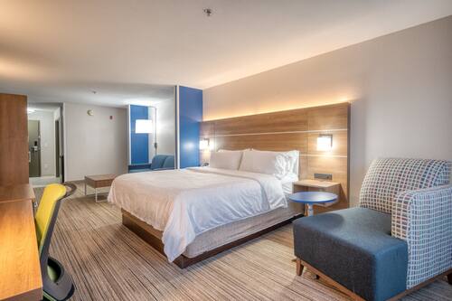 Suite, 1 grand lit, accessible aux personnes à mobilité réduite (Mobility) | Coffre-fort, bureau, fer et planche à repasser, lit de bébé (supplément)