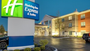 Holiday Inn Express & Suites -hotelli, jossa on suuri, valaistu kyltti, pysäköintialue sekä useita kerroksia ja parvekkeita sisältävä rakennus.