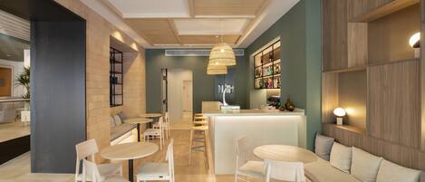 Un interior moderno con una barra central, diferentes disposiciones de asientos y una cocina visible al fondo.
