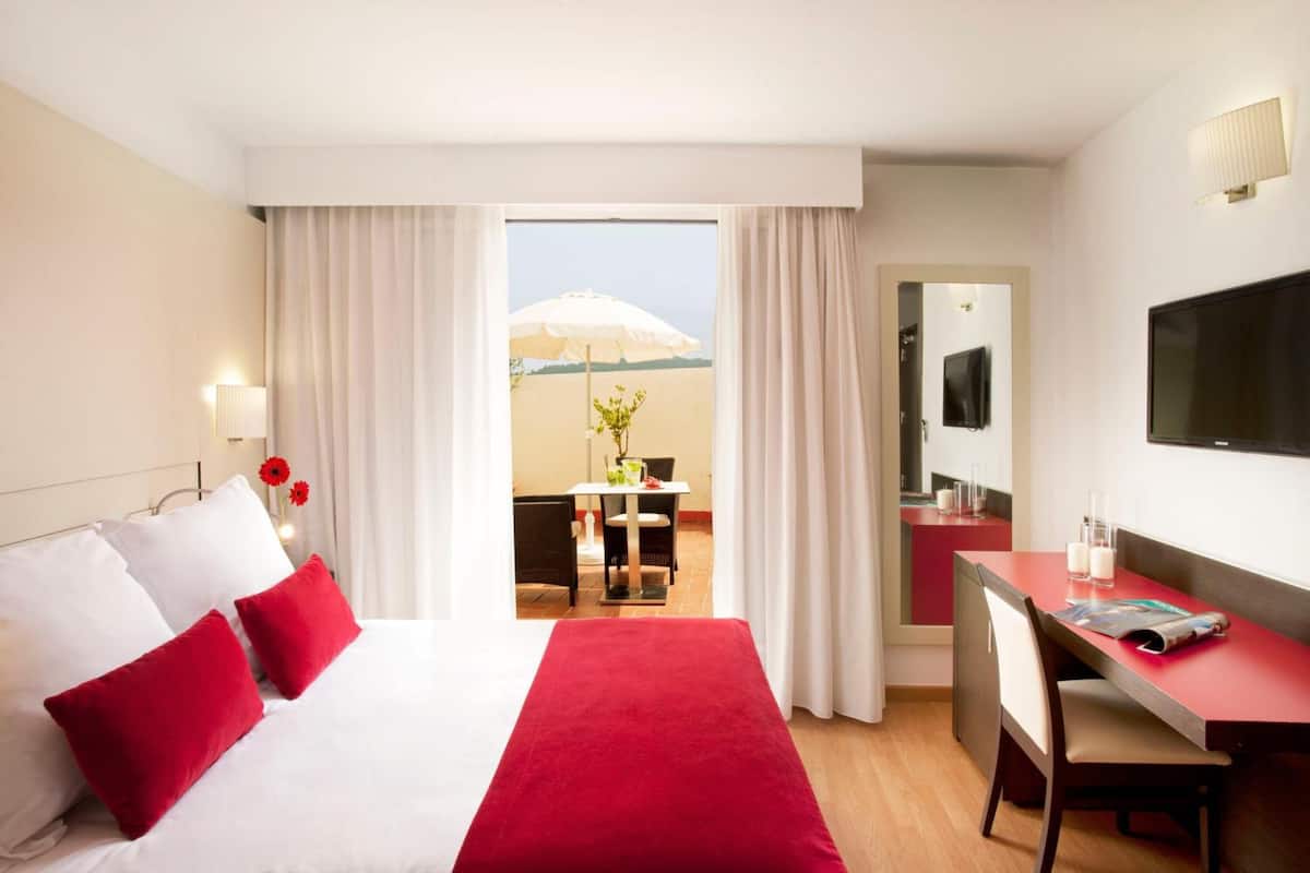Standaard kamer, 1 twee- of 2 eenpersoonsbedden, terras | Een minibar, een kluis op de kamer, een bureau, verduisterende gordijnen