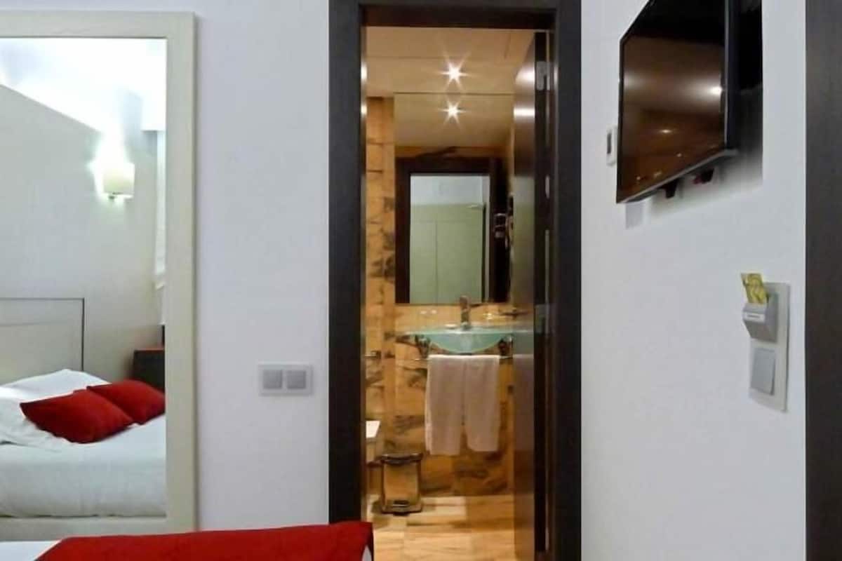 Een minibar, een kluis op de kamer, een bureau, verduisterende gordijnen