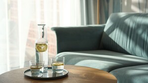 Minibar, caja de seguridad en la habitación y escritorio 