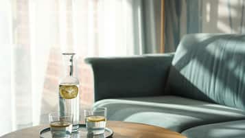 Junior Suite con Jacuzzi y Terraza con vista Piscina | Minibar, in-room safe, desk, laptop workspace