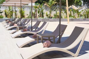Seasonal outdoor pool, open 10:00 AM to 8:00 PM, sun loungers - Macià Doñana (Sanlucar de Barrameda)