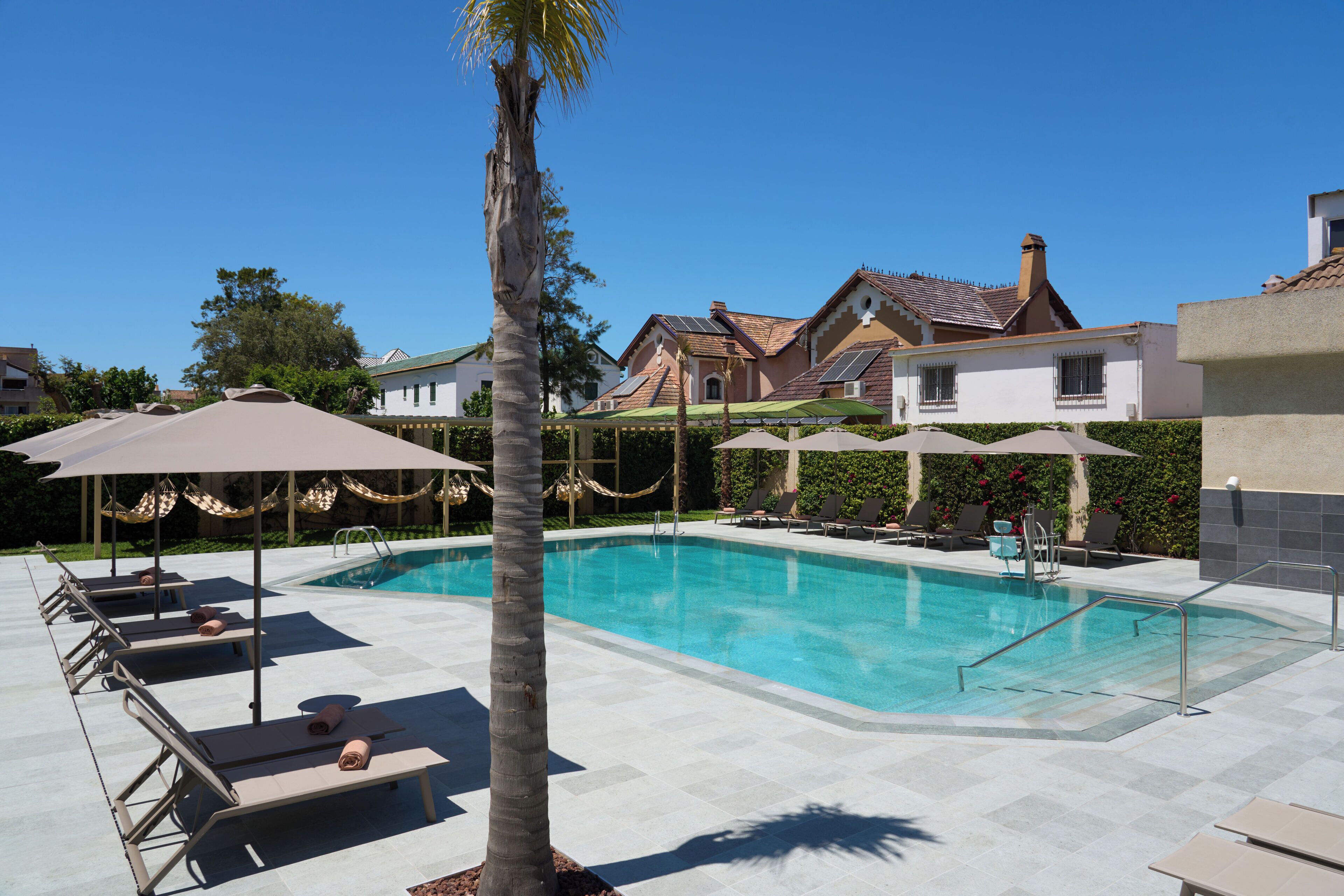 Sesongbasert utendørsbasseng og solsenger