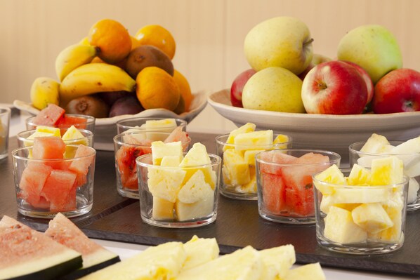 A variety of fruits including apples, bananas, and oranges displayed on a table. - Macià Doñana (Sanlucar de Barrameda)
