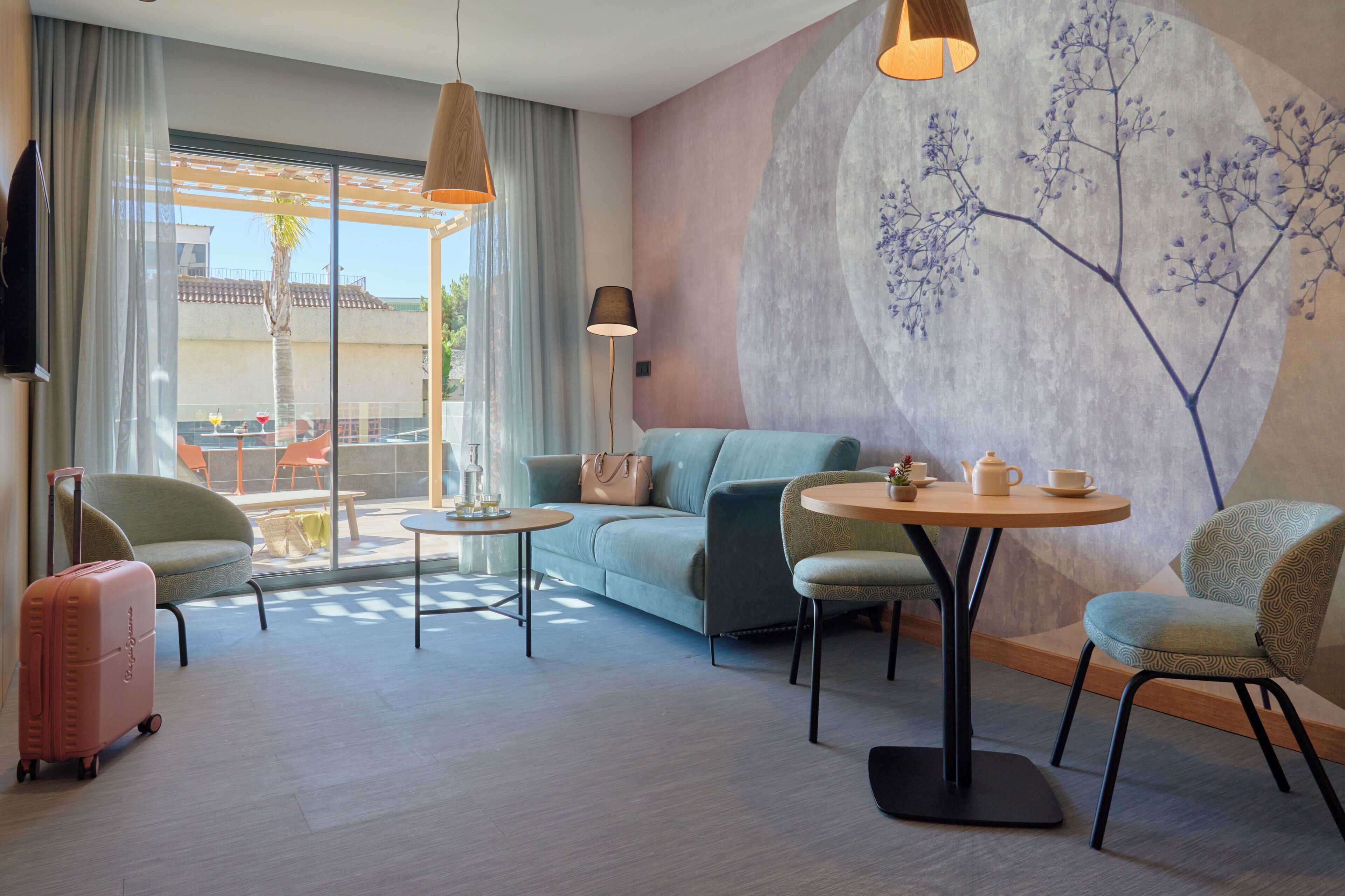 junior suite con jacuzzi y terraza con vista piscina | 1 bedroom, minibar, in-room safe, desk