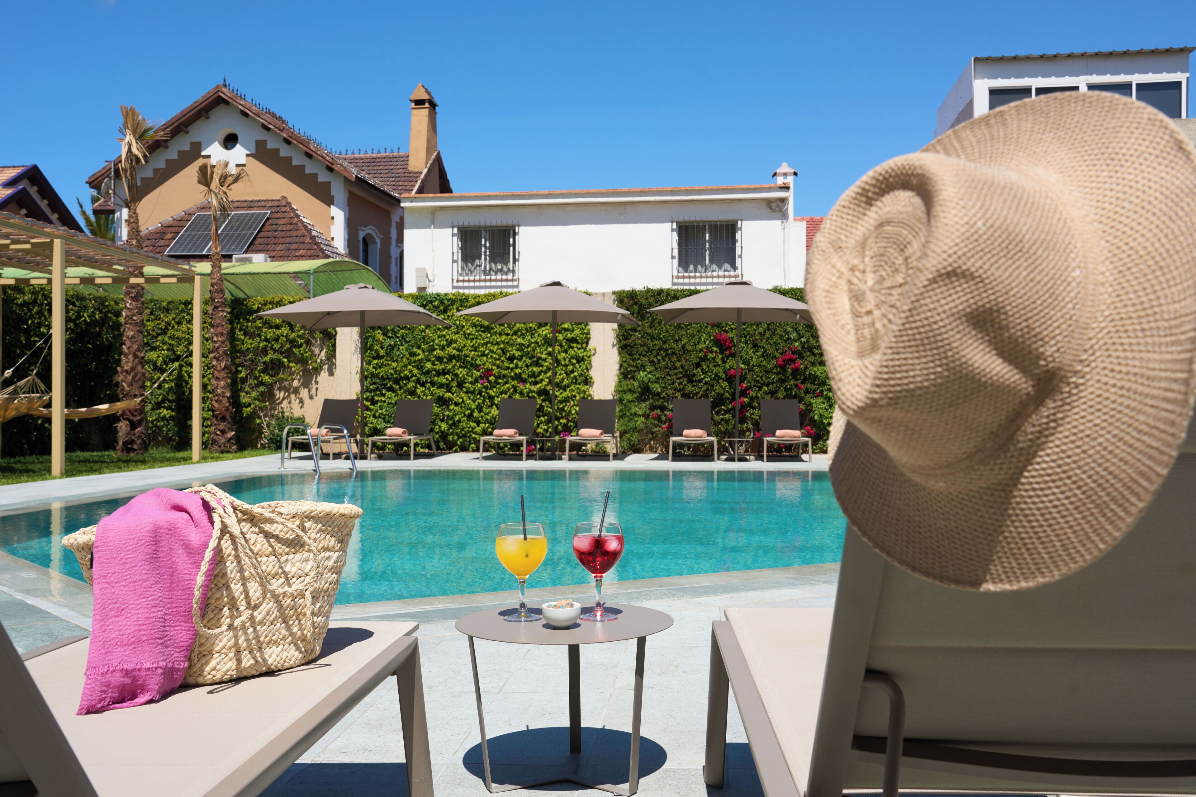 seasonal outdoor pool, open 10:00 am to 8:00 pm, pool loungers