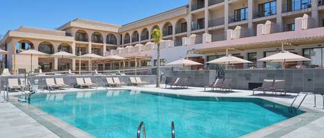 Piscina a l'aire lliure de temporada (horari: 10:00-20:00) i gandules