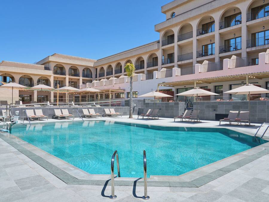 Una piscina al aire libre de temporada (de 10:00 a 20:00), tumbonas