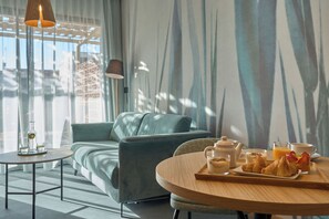 Junior Suite con Jacuzzi y Terraza con vista Piscina | Minibar, caja de seguridad en la habitación y escritorio 