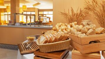 Se ofrece un desayuno continental (13 EUR por persona)