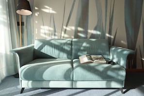 Junior Suite con Jacuzzi y Terraza con vista Piscina | Minibar, in-room safe, desk, laptop workspace