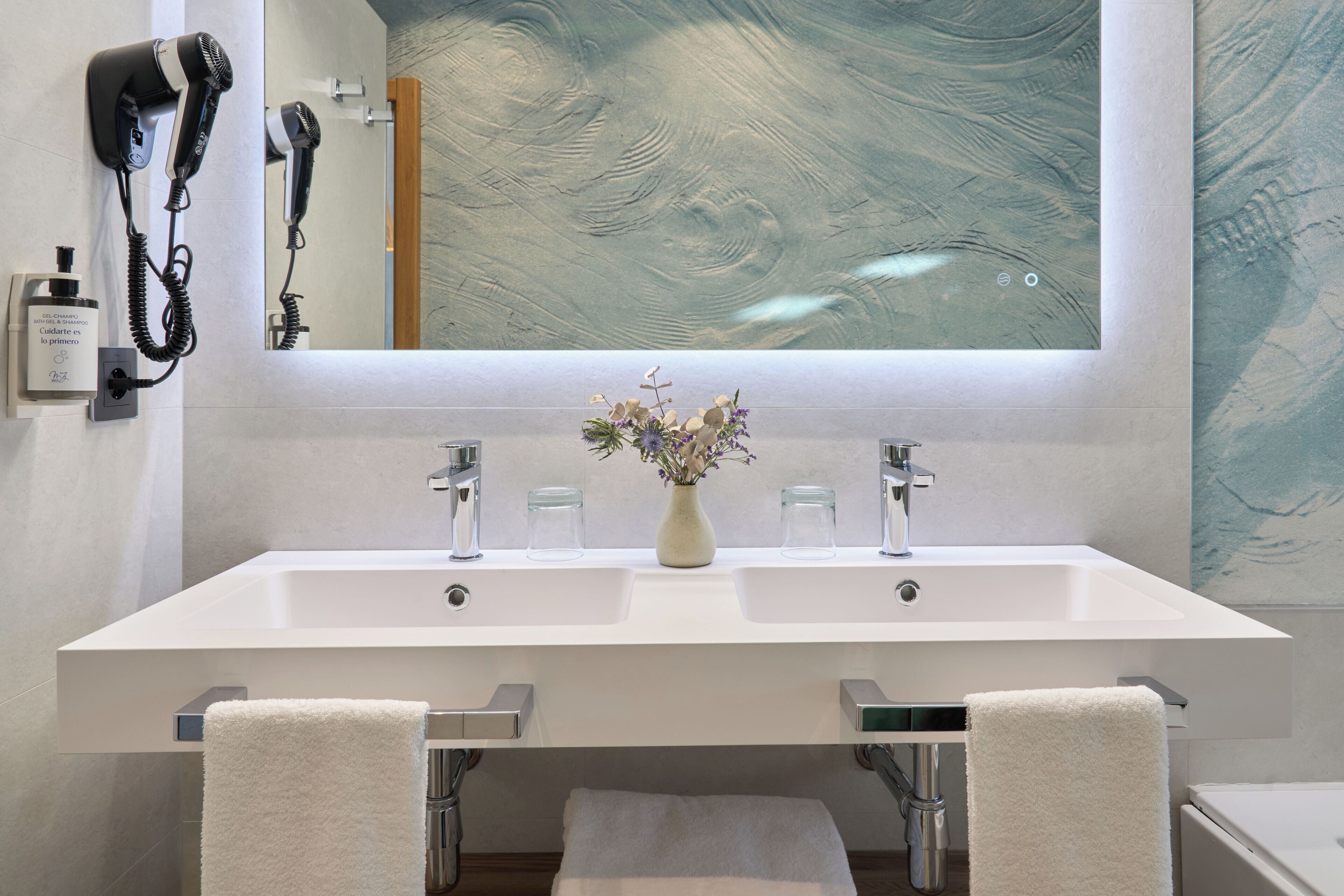 junior suite con jacuzzi y terraza con vista piscina | bathroom | free toiletries, hair dryer, bidet, towels