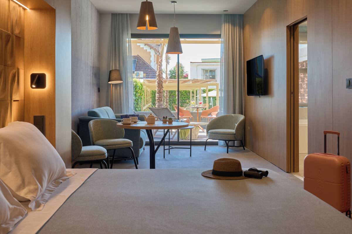 junior suite con jacuzzi y terraza con vista piscina | 1 bedroom, minibar, in-room safe, desk