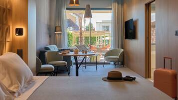 Junior Suite con Jacuzzi y Terraza con vista Piscina | Minibar, caja de seguridad en la habitación y escritorio