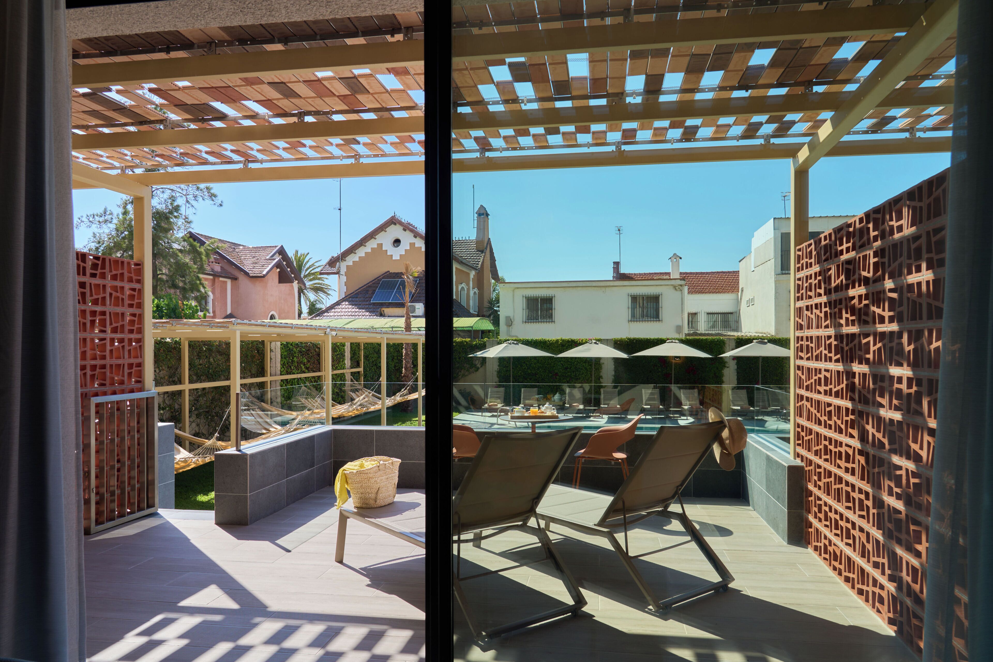 junior suite con jacuzzi y terraza con vista piscina | terrace/patio