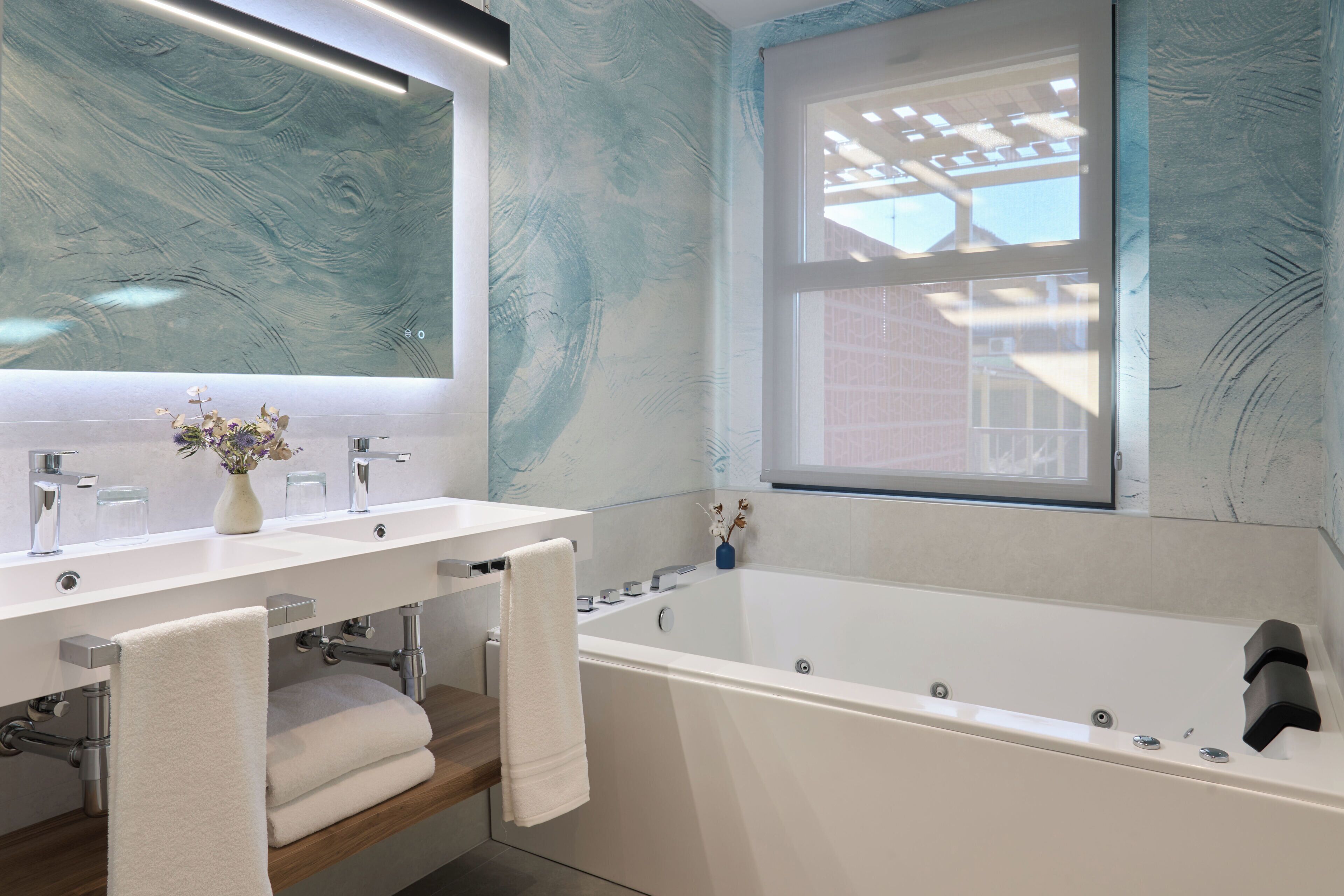 junior suite con jacuzzi y terraza con vista piscina | bathroom | free toiletries, hair dryer, bidet, towels