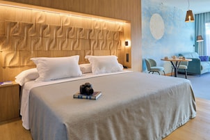 Junior Suite con Jacuzzi y Terraza con vista Piscina | Minibar, caja fuerte, escritorio y espacio para trabajar con un portátil